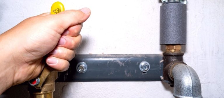 Mi casa huele a gas pero no hay fuga: ¿qué debo hacer?